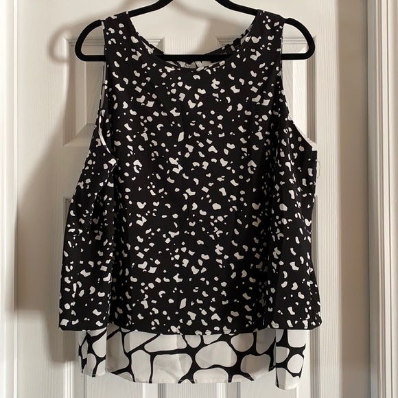 Apt 9 black and white patterned sleeveless top - Picture 1 of 3